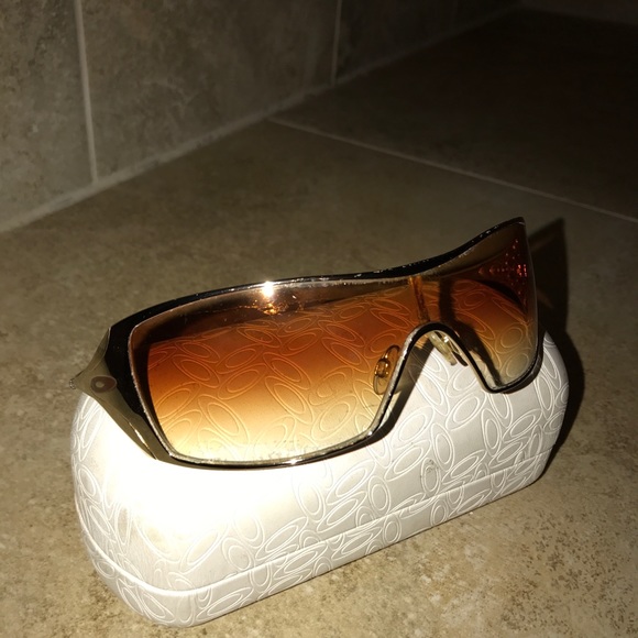 Oakley women’s sunglasses - Picture 3 of 4